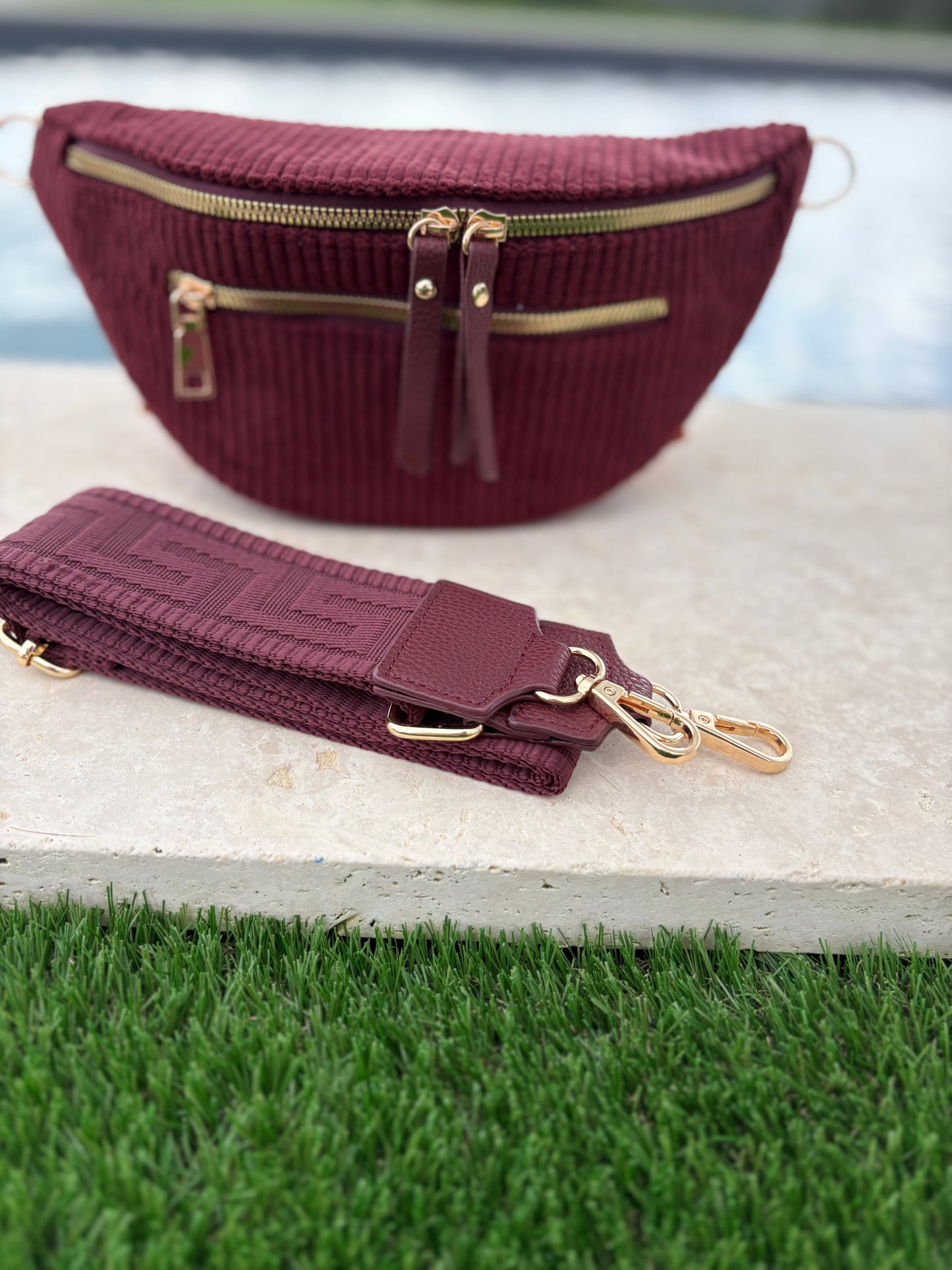 Sac banane velours côtelé 2 poches bordeaux sangle fantaisie
