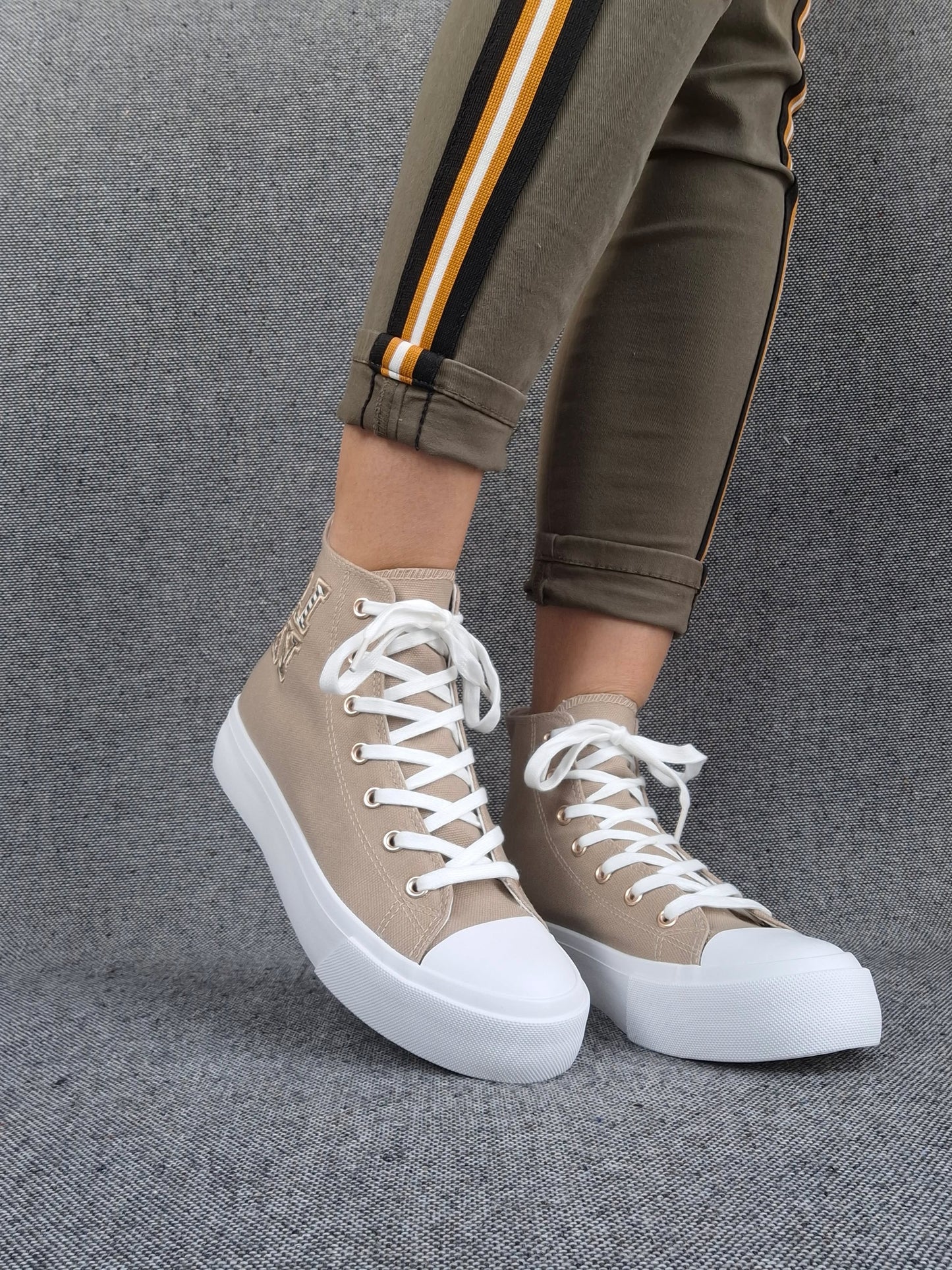 Chaussures baskets hautes tissu beige taupe blanc inscription "LOVE" style converse