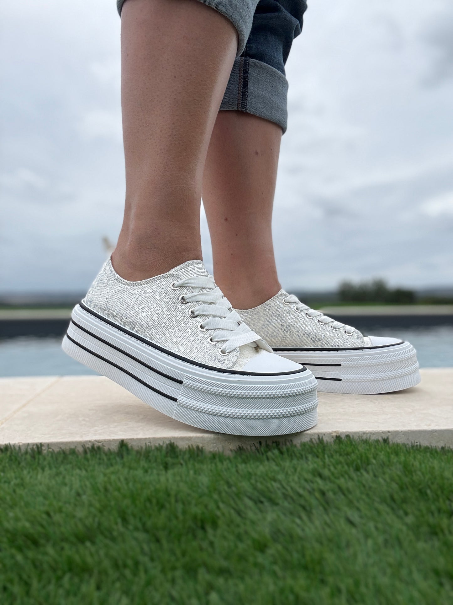 Chaussures baskets basses semelle compensée tissu motif léopard argenté style converse