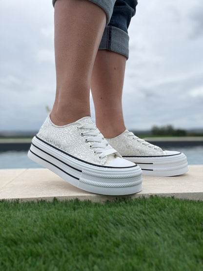 Chaussures baskets basses semelle compensée tissu motif léopard argenté style converse