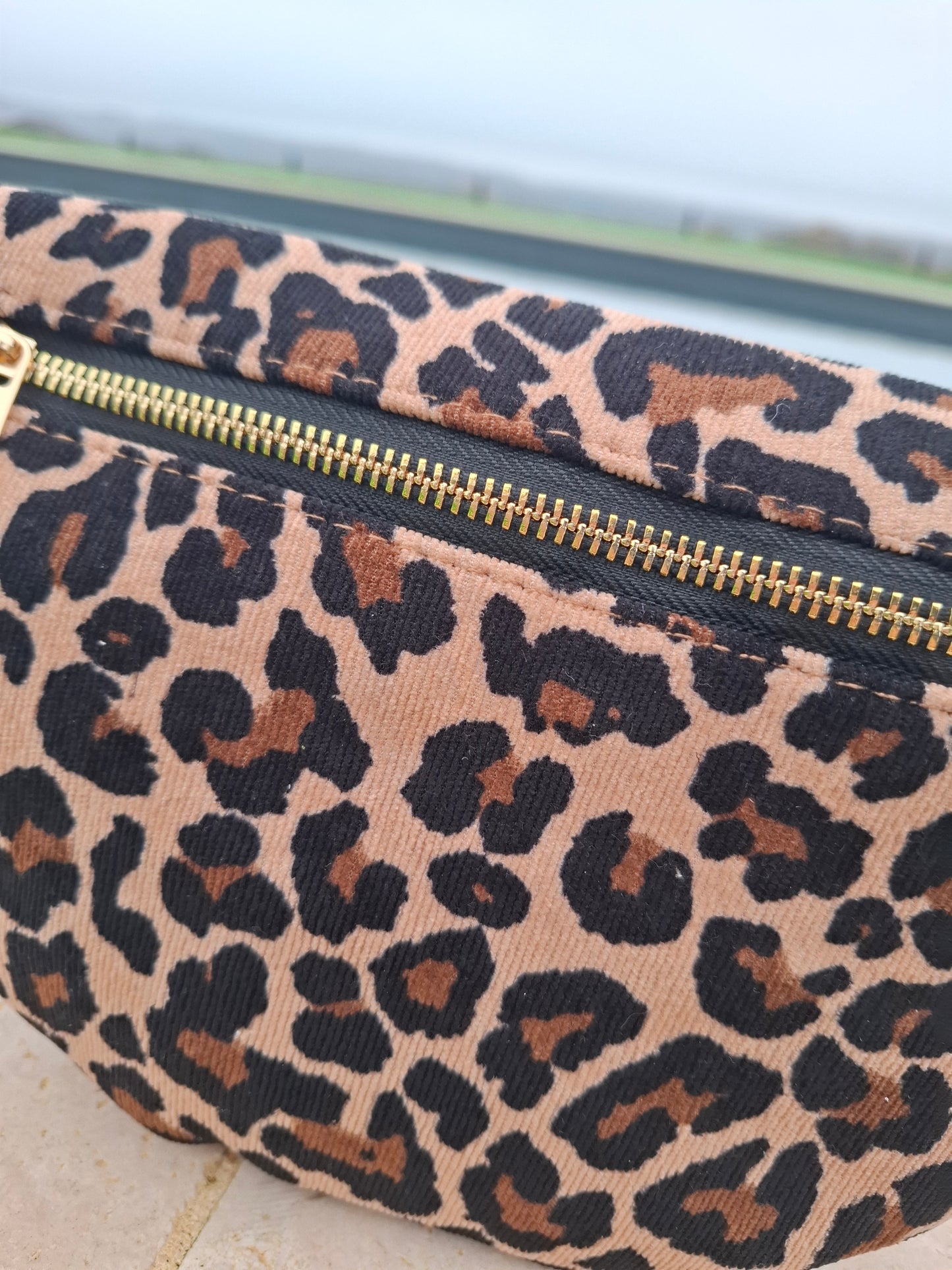 Sac banane en velours côtelé marron et noir imprimé léopard