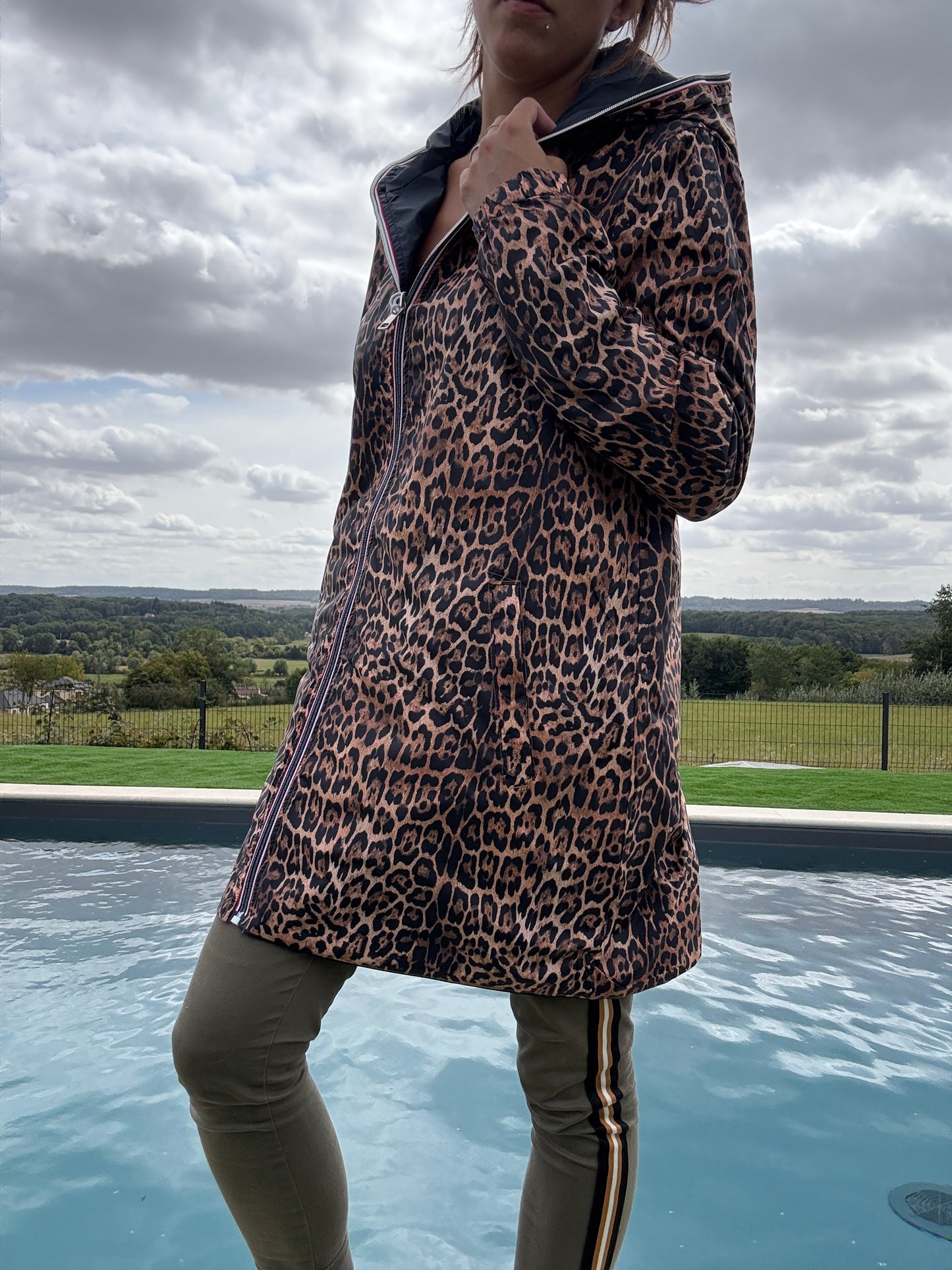 New Lolo - Imperméable réversible long sans garnissage ouate couleur bleu marine/léopard - Curvy