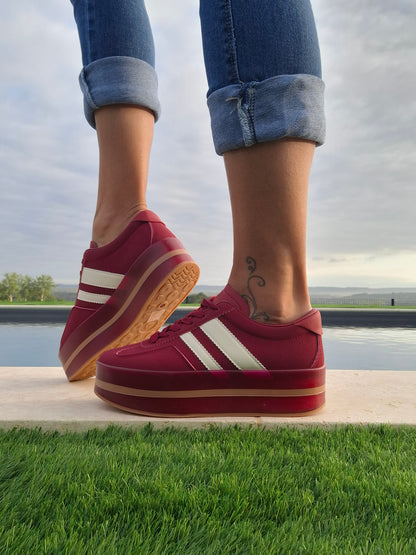 Chaussures baskets basses compensées rouge bordeaux avec bandes blanches style sneakers campus