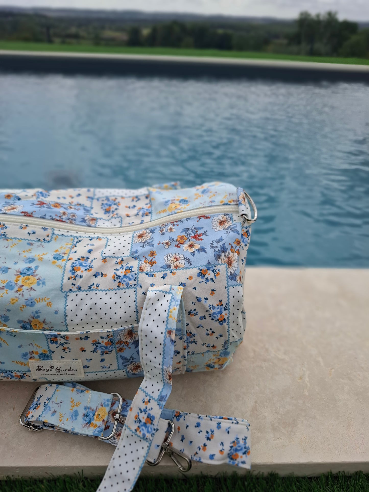 Sac polochon week end de voyage en tissu coton patchwork motifs floraux bleu clair et jaune