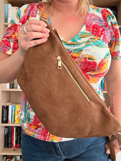 Sac banane XL femme marron camel effet daim et simili cuir – grand format tendance, bandoulière réglable, poche zippée