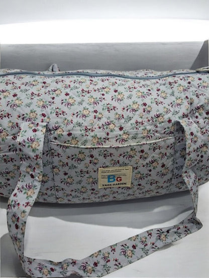 Sac polochon en coton matelassé motifs à fleurs bleu ciel