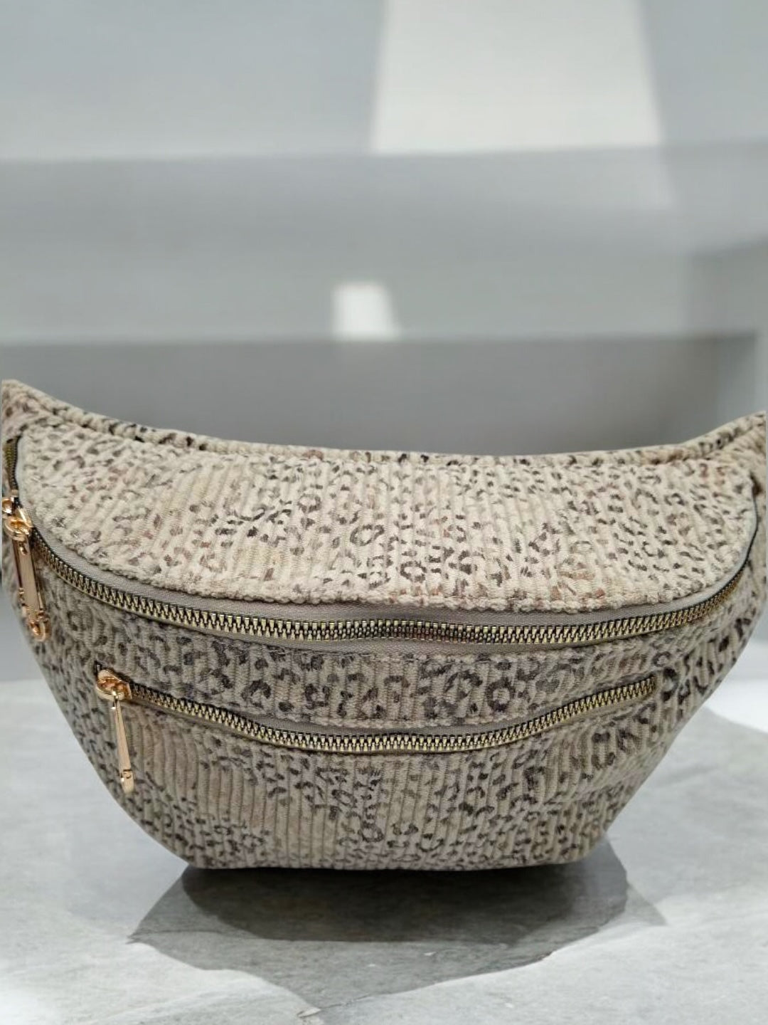 Sac banane XL en velours côtelé beige imprimé léopard 2 poches