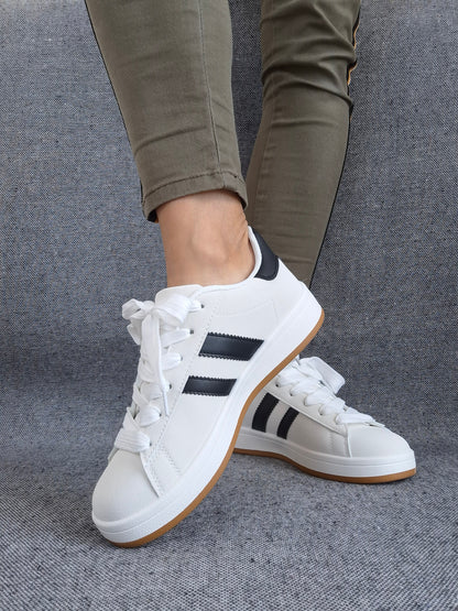 Chaussures baskets basses blanches à rayures noires style campus