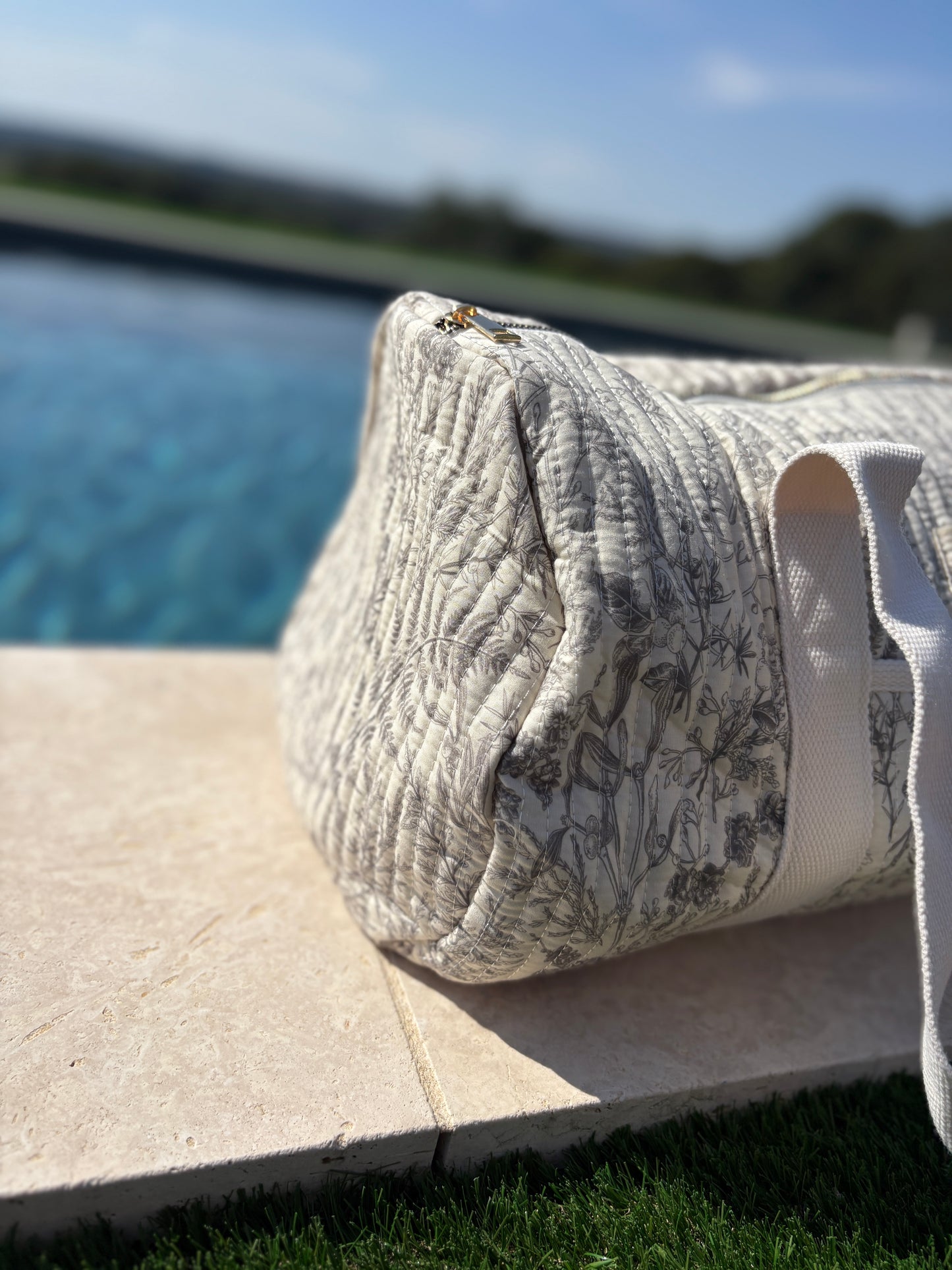 Sac polochon blanc en coton liberty fleuri noir