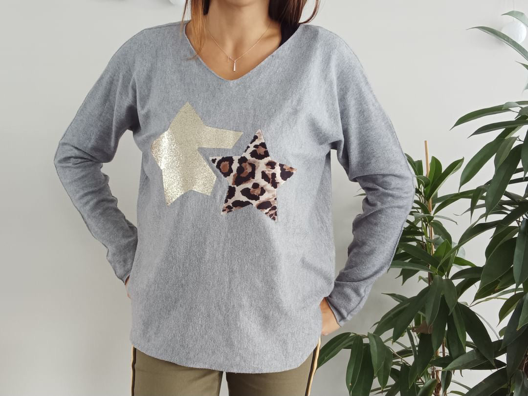 Pull maille gris clair à étoiles léopard et doré