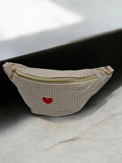 Sac banane en coton motif vichy beige et blanc avec cœur rouge