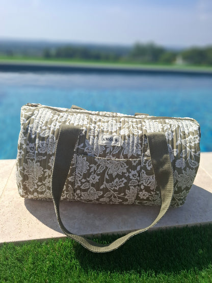 Sac polochon en coton matelassé liberty toile de jouy fleuri vert kaki et blanc