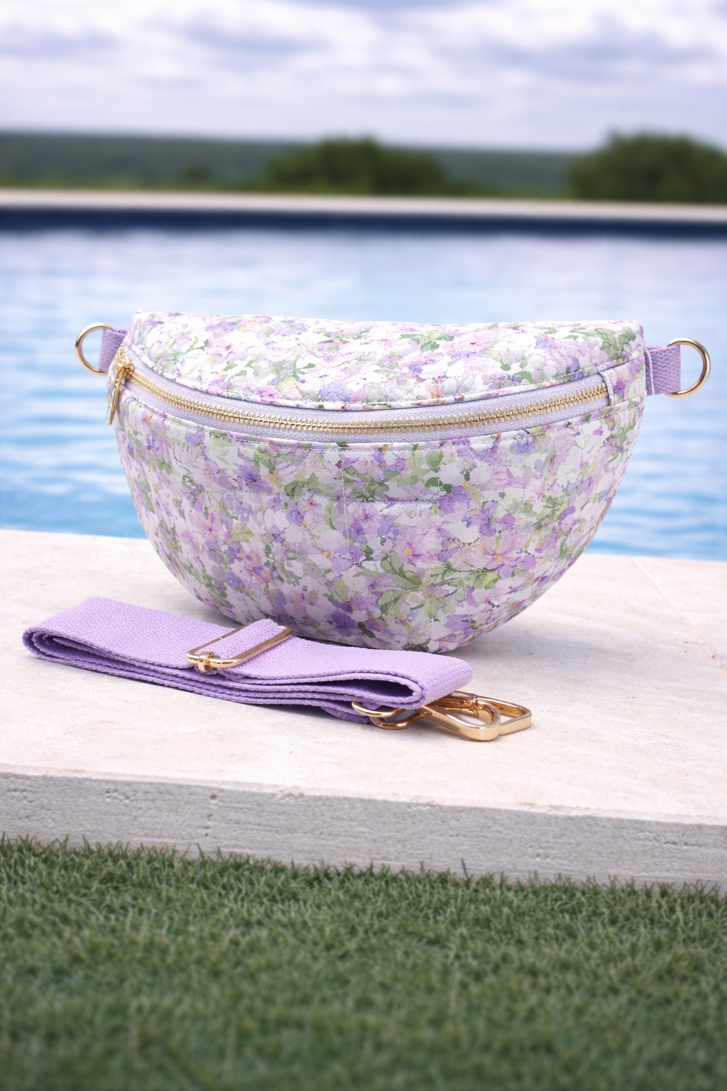 Sac Banane Fleuri Parme – Tissu Matelassé Blanc & Sangle Parme