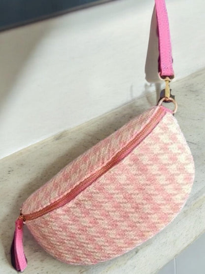 Sac banane tissu et bandouliere en cuir motifs pieds de poule rose pâle