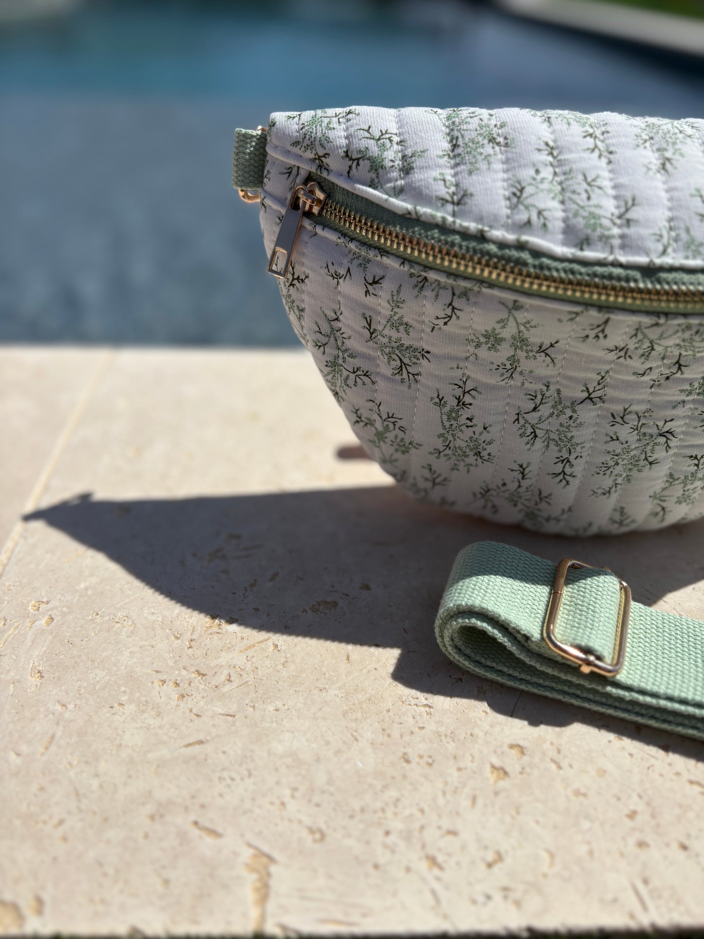 Sac banane en coton matelassé liberty blanc motif floral vert olive