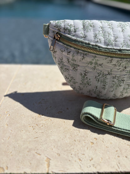 Sac banane en coton matelassé liberty blanc motif floral vert olive