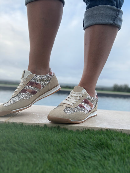 Chaussures baskets basses gris pailleté avec des rayures motif léopard style sneakers