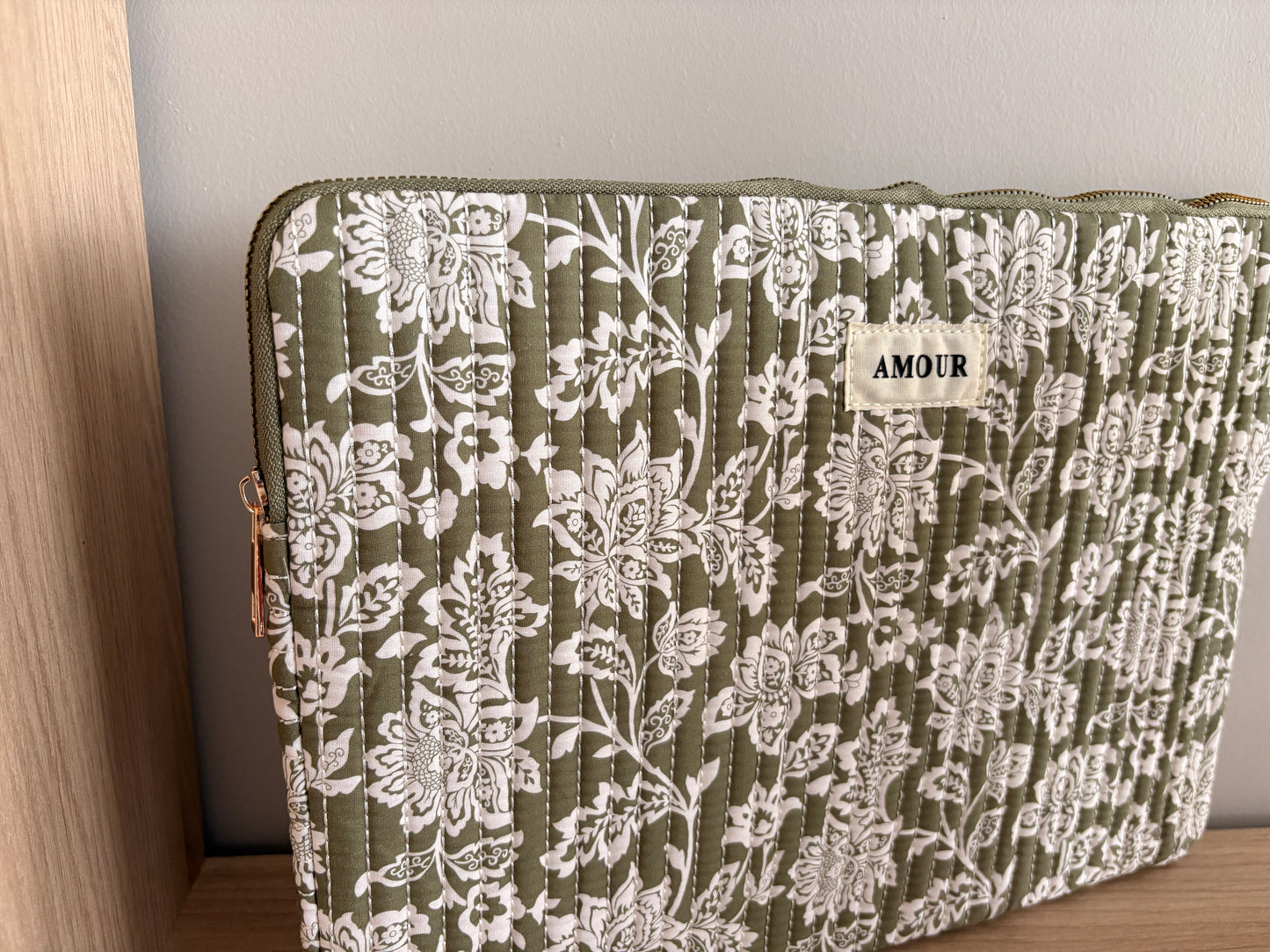 Pochette housse pour ordinateur en coton matelassé liberty floral toile de jouy couleur Kaki et blanc