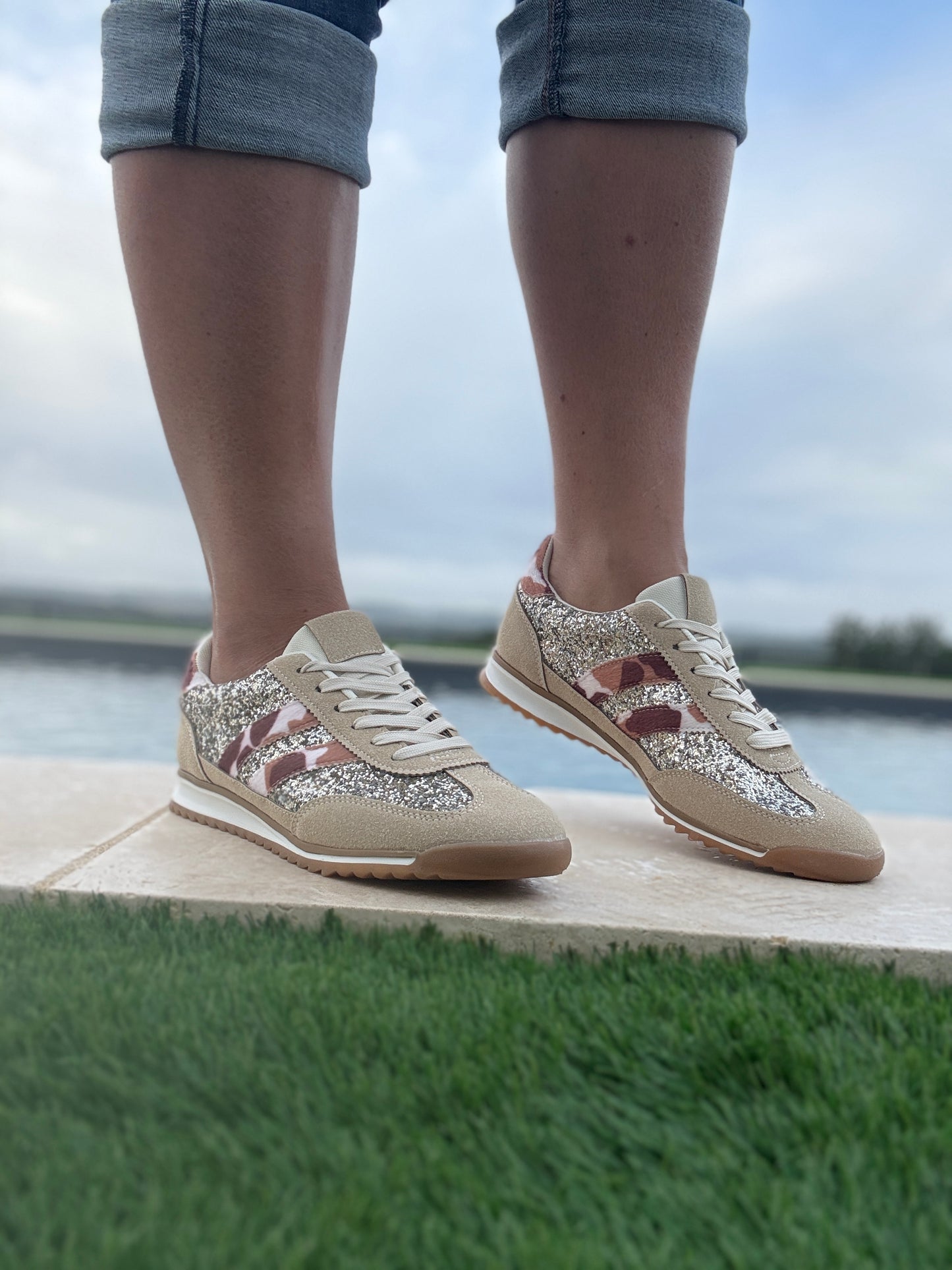 Chaussures baskets basses gris pailleté avec des rayures motif léopard style sneakers
