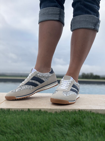 Chaussures baskets basses gris pailleté avec des rayures bleu marine style sneakers