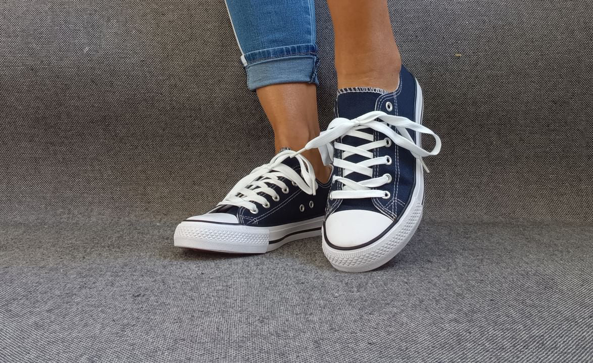 Baskets basses bleu marine et blanc type converse