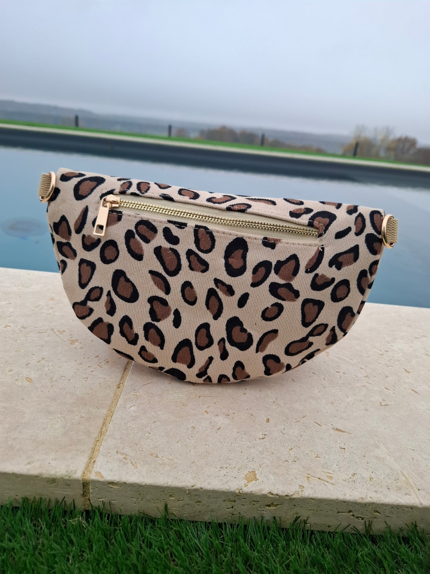 Sac banane en velours côtelé beige imprimé léopard marron et noir