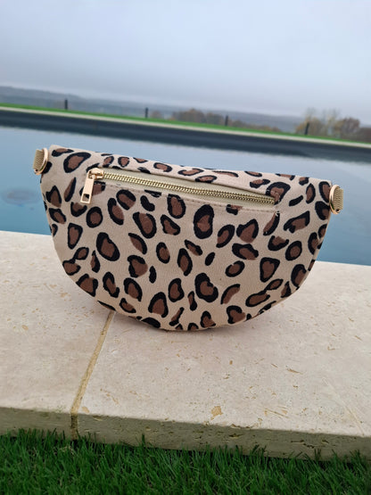 Sac banane en velours côtelé beige imprimé léopard marron et noir