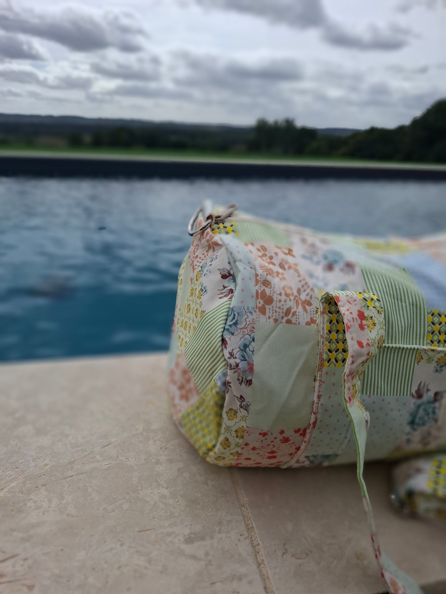 Sac polochon week end de voyage en tissu coton patchwork multicolore fleuri vert clair et jaune