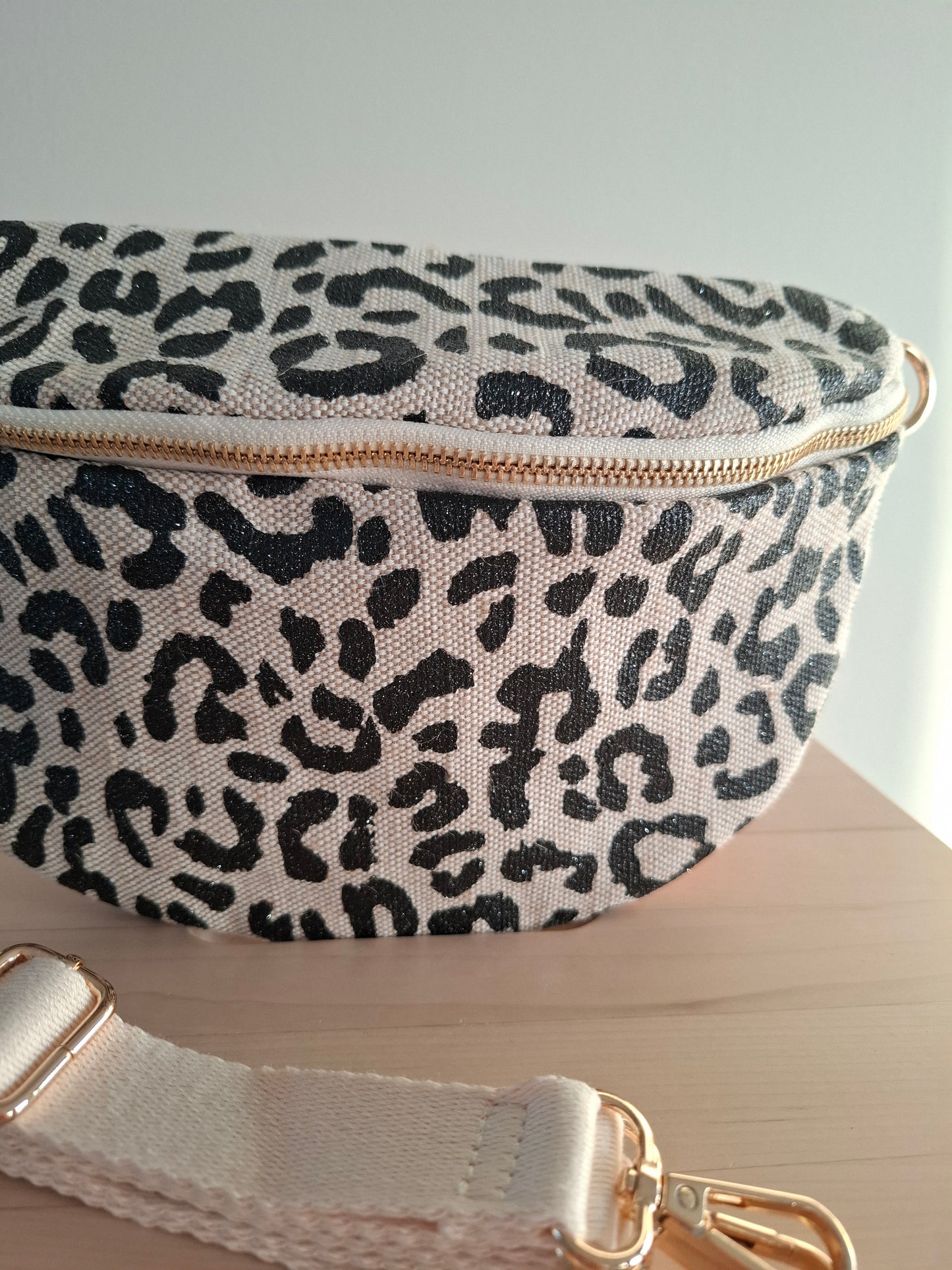 Sac banane en tissu motif léopard teintes noires et beige