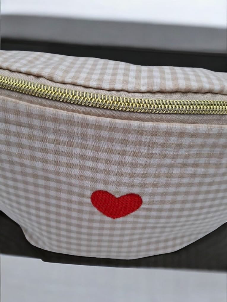 Sac banane en coton motif vichy beige et blanc avec cœur rouge