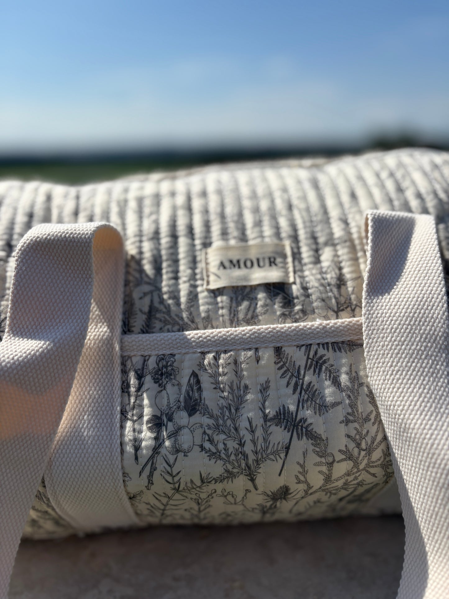 Sac polochon blanc en coton liberty fleuri noir