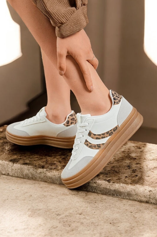 Chaussures baskets basses blanches légèrement compensées style campus léopard