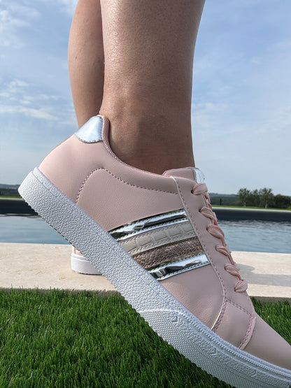 Chaussures baskets rose pâle avec bandes argentées et dorées style sneakers
