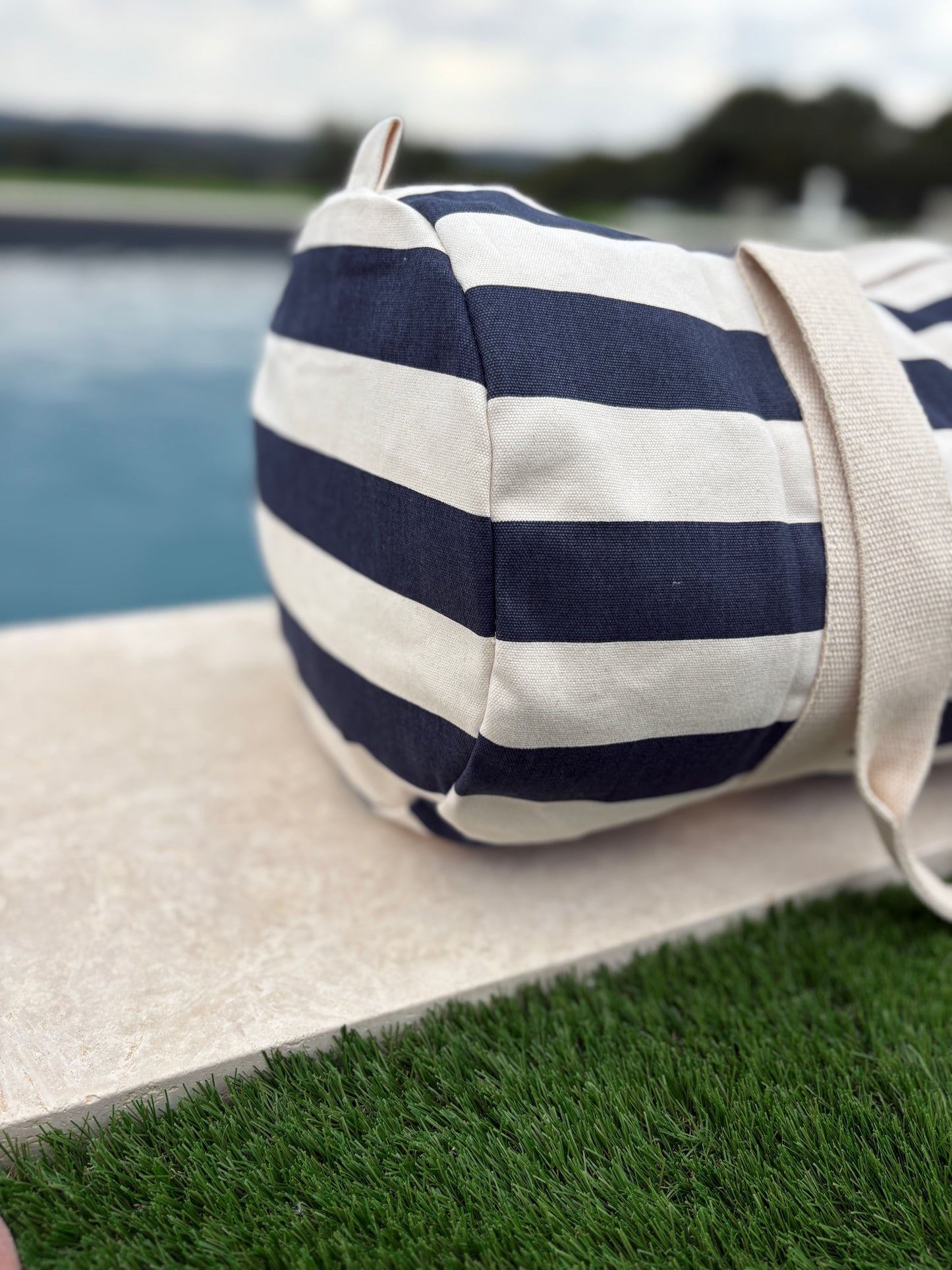 Sac polochon en coton rayé bleu marine et blanc