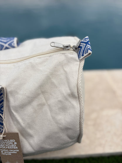 Sac polochon en coton tissu beige avec poignées motifs géométriques en bleu et blanc