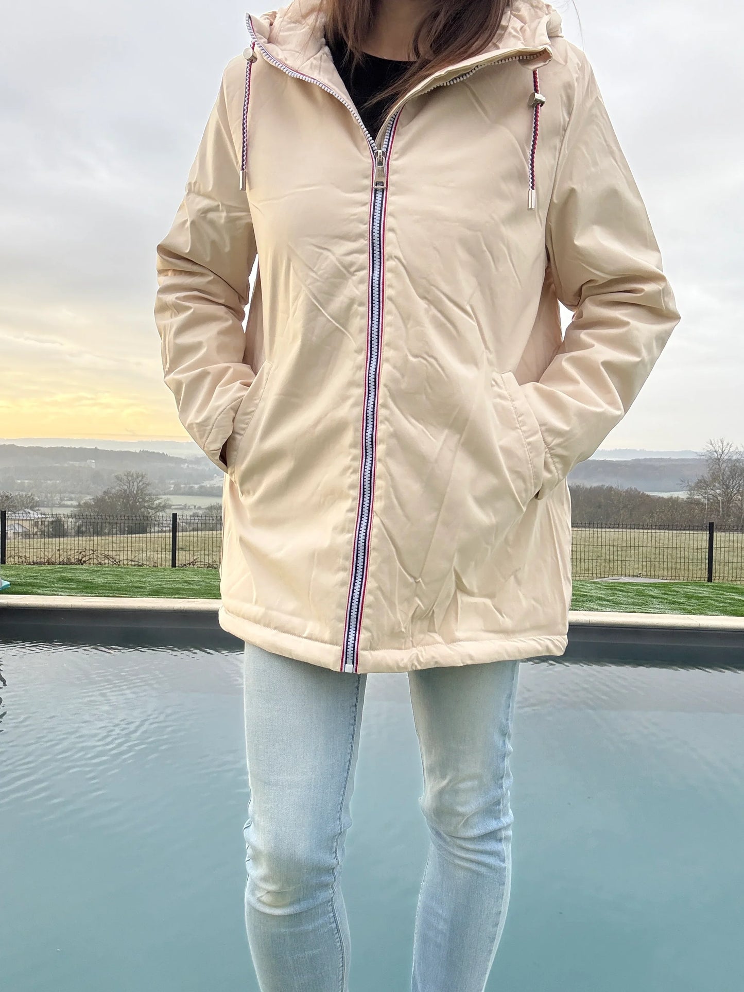 Manteau imperméable mi long fourré en fausse fourrure beige - Curvy