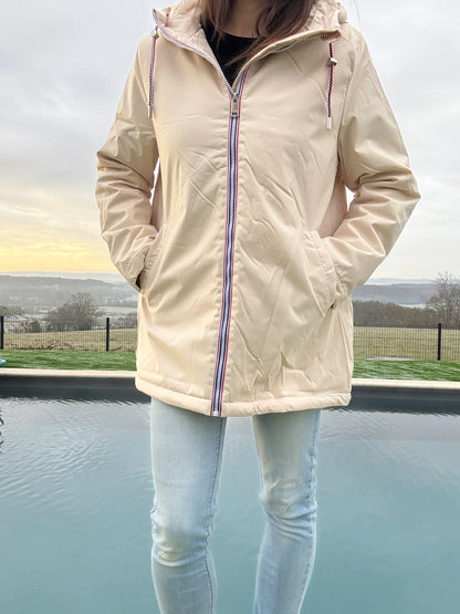 Manteau imperméable mi long fourré en fausse fourrure beige - Curvy