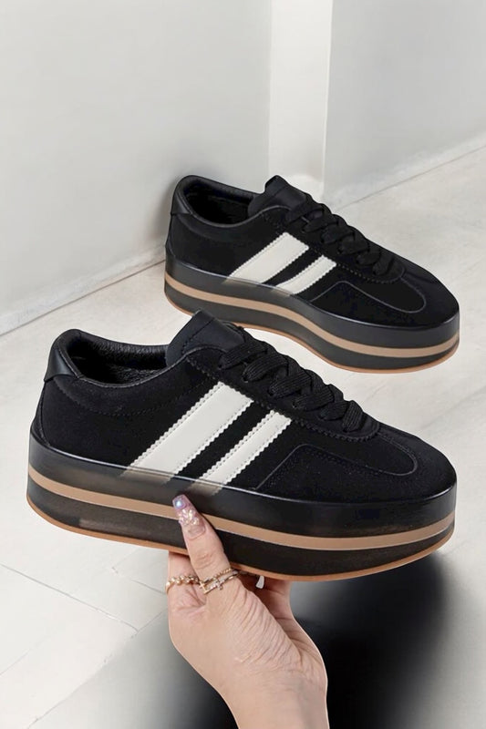 Chaussures baskets à plateforme noires avec bandes blanches style sneakers