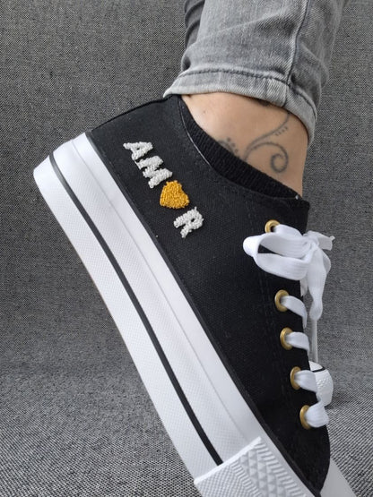 Chaussures baskets basses en toile noir avec inscription “Amor” style converse