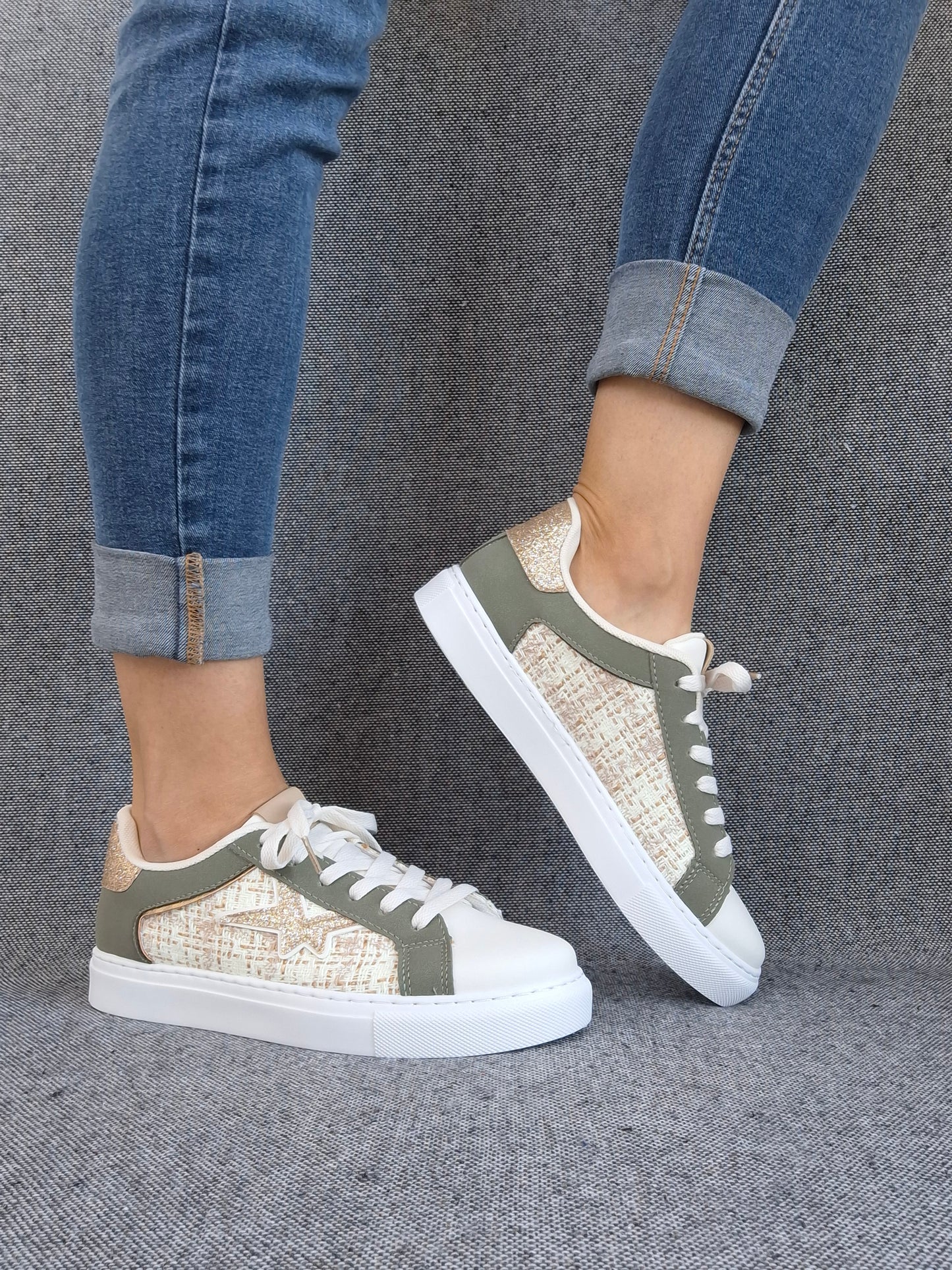 Chaussures baskets blanches kaki motif étoile style sneakers