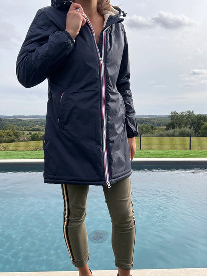 Laura Jo - Imperméable fourré long fausse fourrure bleu marine intérieur sherpa beige - Curvy