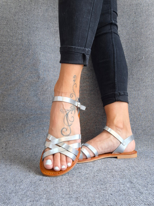 Chaussures sandales plates à brides entrecroisées argent