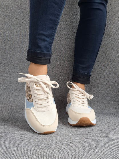 Chaussures baskets bleu clair et blanc avec un motif léopard style sneakers