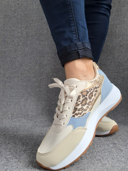 Chaussures baskets bleu clair et blanc avec un motif léopard style sneakers