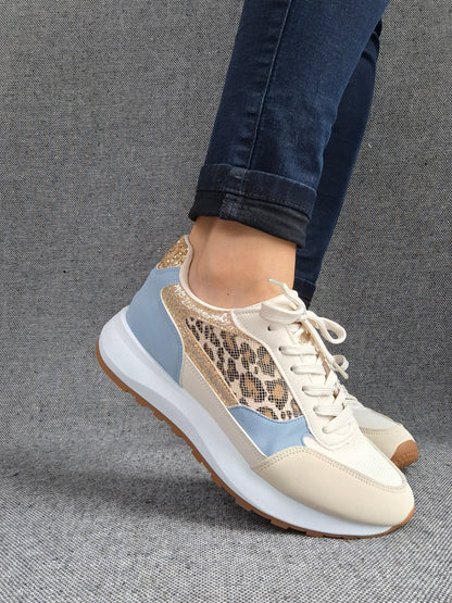 Chaussures baskets bleu clair et blanc avec un motif léopard style sneakers