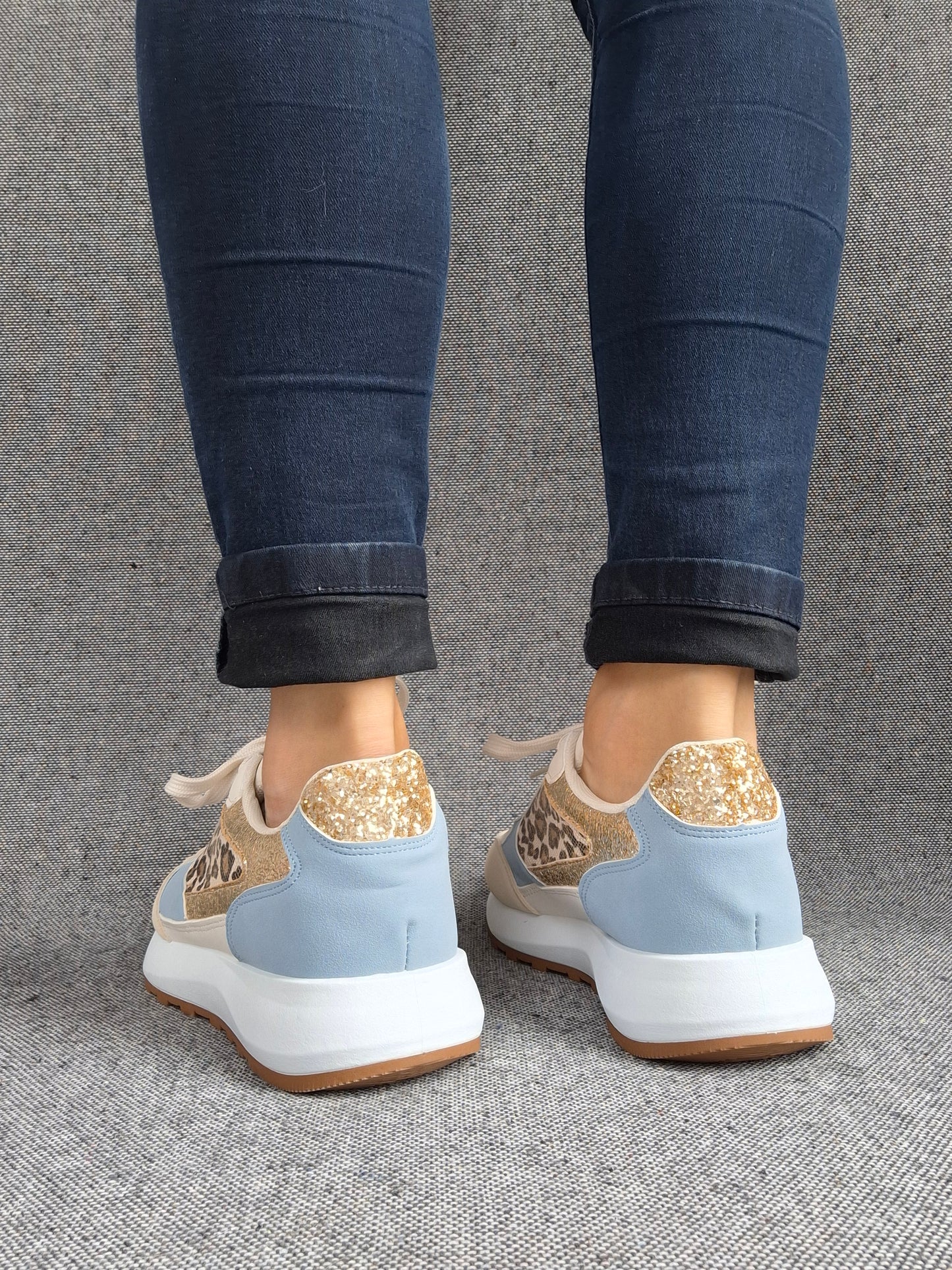 Chaussures baskets bleu clair et blanc avec un motif léopard style sneakers
