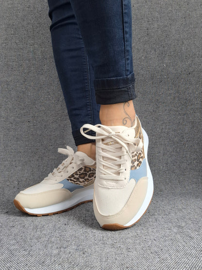 Chaussures baskets bleu clair et blanc avec un motif léopard style sneakers