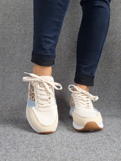 Chaussures baskets bleu clair et blanc avec un motif léopard style sneakers