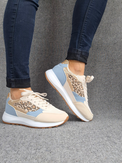 Chaussures baskets bleu clair et blanc avec un motif léopard style sneakers