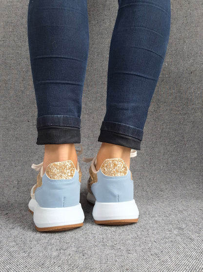 Chaussures baskets bleu clair et blanc avec un motif léopard style sneakers